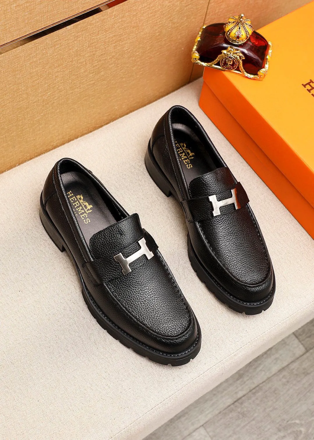 Men's shoes 💰460 💐 Product trademark: HERMES "Hermès" casual leather shoes Regular size: 39-44 (38.45🉑️customized) Product materials: Selected imported first-layer pebbled cowhide leather upper + classic hardware buckle, imported water-dyed 🐂 cowhide lining. Strong three-dimensional visual effect, non-slip and wear-resistant rubber outsole Color: 2⃣️colors available